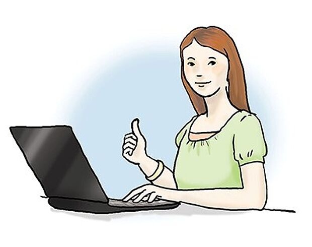 junge Frau sitzt vor einem Notebook